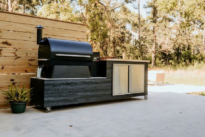 Modern Outdoor Kitchen