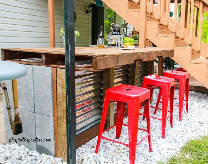 DIY Outdoor Bar With a Pallet & Cinder Blocks