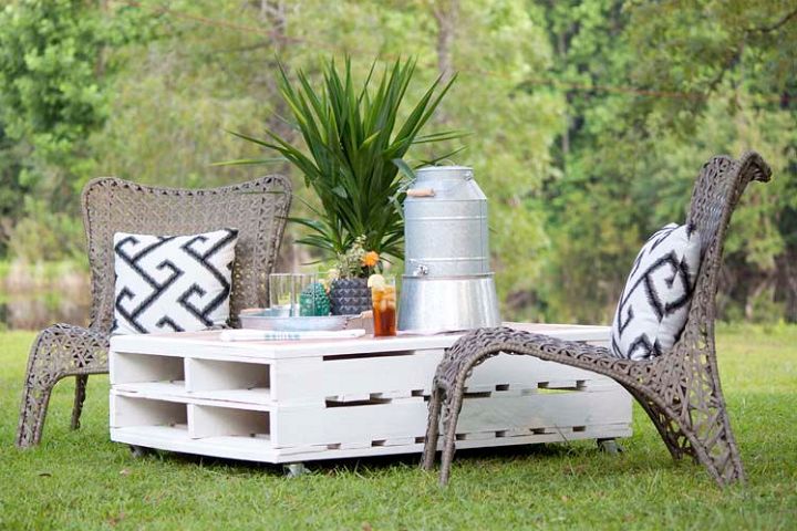 Outdoor Makeover Of a DIY Pallet Coffee Table